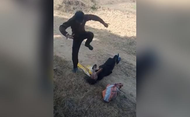 ऐसा बॉयफ्रेंड भगवान किसी को ना दे…. शादी से मना करने पर प्रेमिका की लात घूसों से की पिटाई