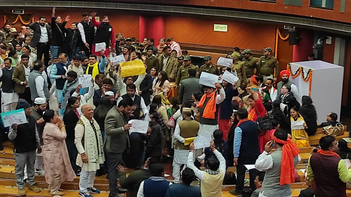 क्या यूँ ही जनता इन पार्टियों के मायाजाल में हमेशा पीसती रहेगी दिल्ली की जनता ?