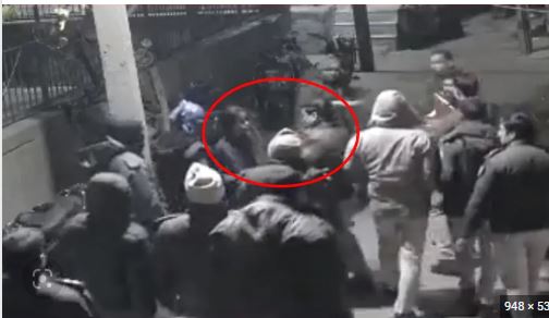दिल्ली पुलिस ने महिला को मारा थप्पड़,सुरक्षा को लेकर फिर उठे सवाल,SHO को सस्पेंड करने की मांग