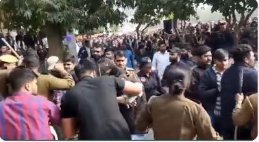 राजस्थान यूनिवर्सिटी के अध्यक्ष निर्मल चौधरी को महासचिव अरविंद जाजड़ा ने मारा थप्पड़