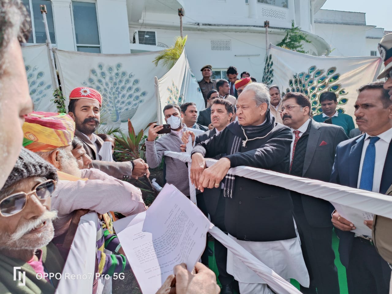 Sahara Protest : राजस्थान के मुख्यमंत्री अशोक गहलोत से मिलकर सहारा निवेशकों ने सौंपा ज्ञापन