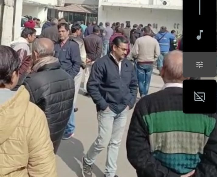 Sahara Protest : नोएडा सहारा मीडिया में बवाल, मीडिया हेड को खदेड़ा !