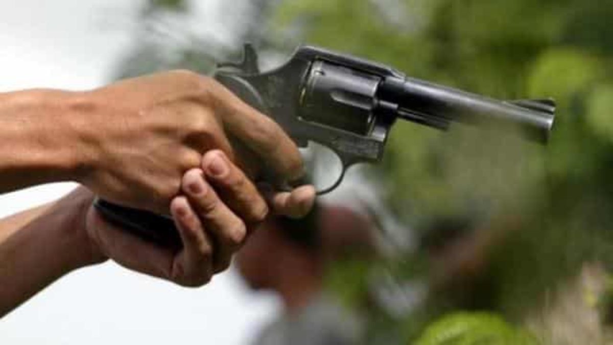 बदमाशों को अब नहीं रहा खौफ,सबके सामने तानी बंदूक