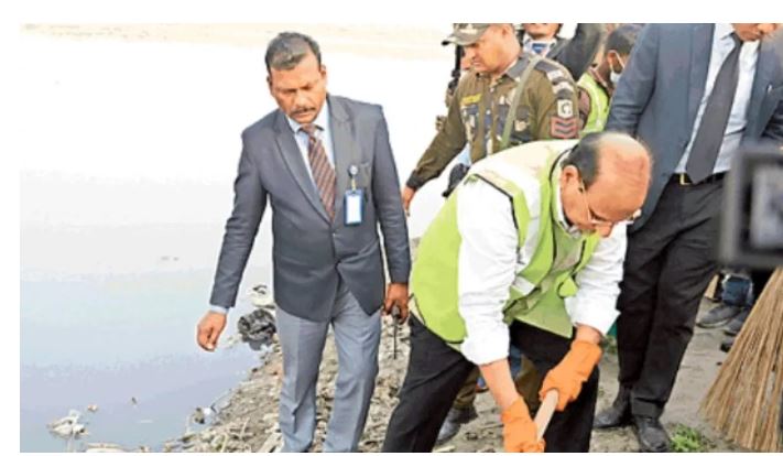 हाथों में फवाड़ा लेकर LG पहुंचे यमुना घाट,अगले 6 महिनों में बदल जायेंगी यमुना की तस्वींरे