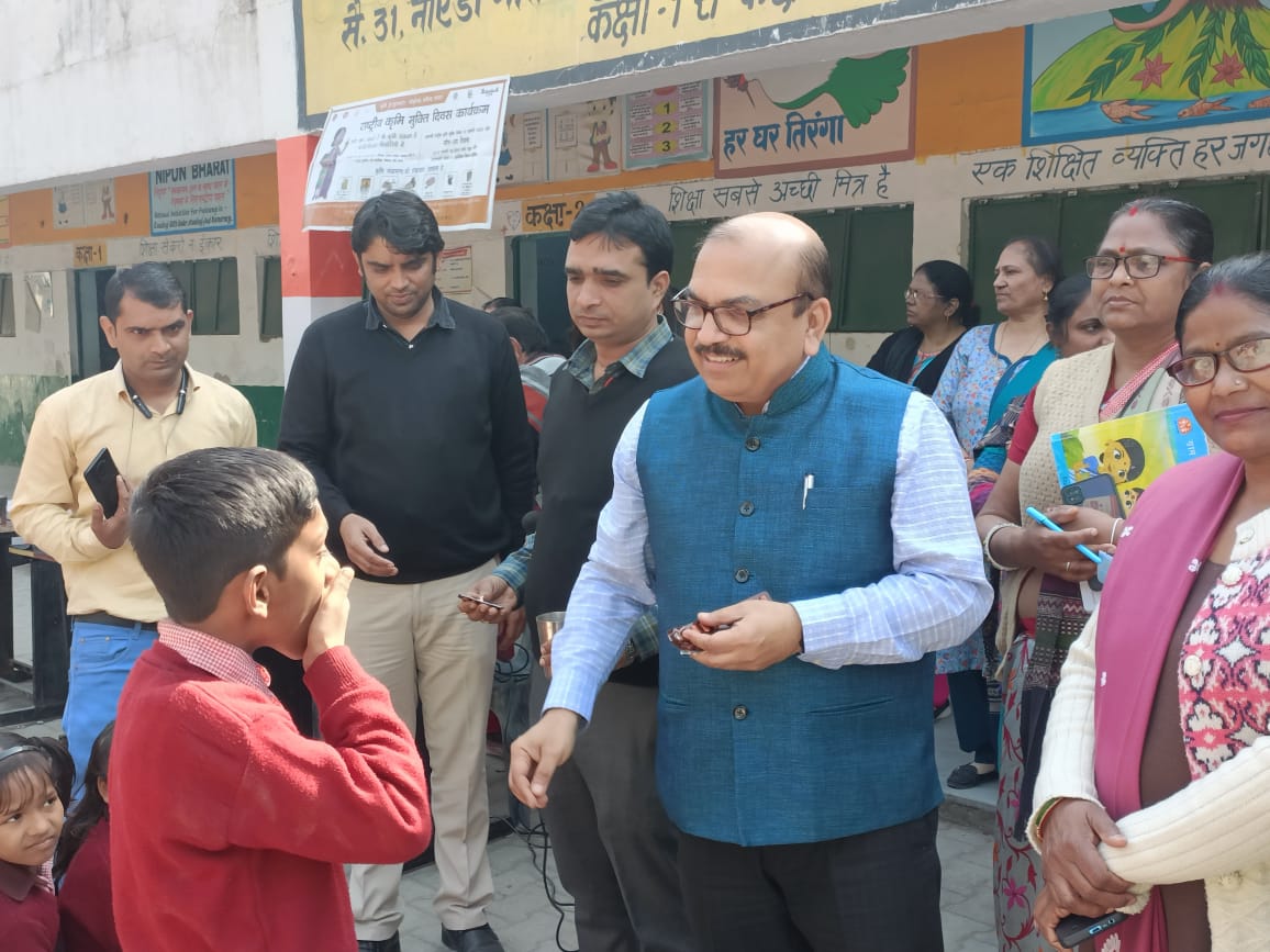 Noida News : पेट के कीड़े बच्चों के स्वास्थ्य को पहुंचाते हैं नुकसान, उनको निकालना जरूरी : सीएमओ