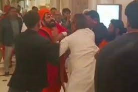 स्वामी प्रसाद मौर्य और महंत राजूदास के बीच हुई हाथापाई!