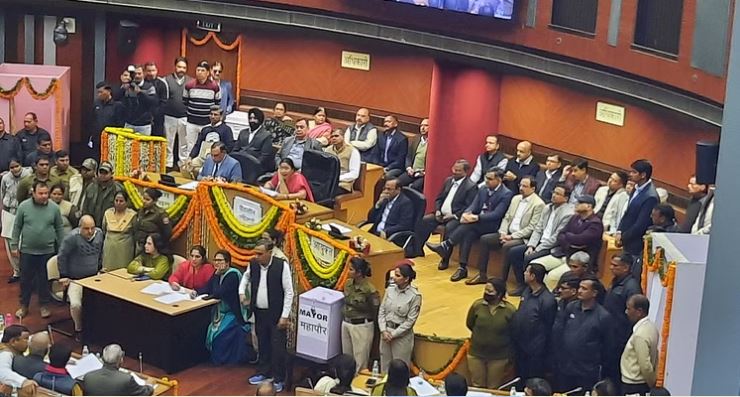 सदन में फिर हंगामा, तीसरी बार टला मेयर चुनाव