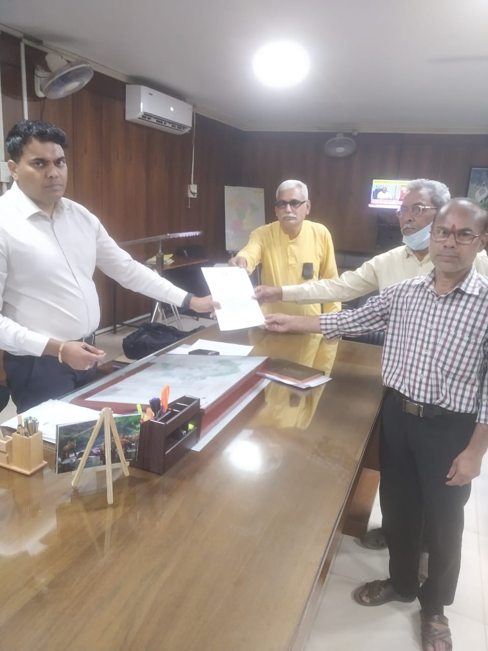 सहारा निवेशकों ने महाराष्ट्र के गोंदिया जिलाधिकारी का घेराव 