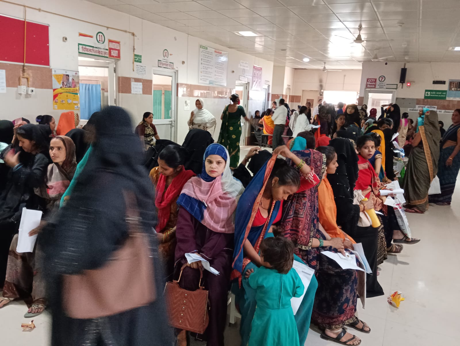 Firozabad news : खुशहाल परिवार दिवस पर परिवार नियोजन के साधन वितरित