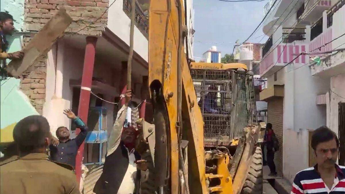 UP Politics : अतीक अहमद के लखनऊ ठिकाने पर एसटीएफ का छापा, मर्सिडीज और लैंड क्रूजर जब्त, हत्यारोपियों के घर पर चला बुलडोजर