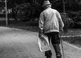 किसी भी वरिष्ठ नागरिक के साथ खिलवाड़ न करें