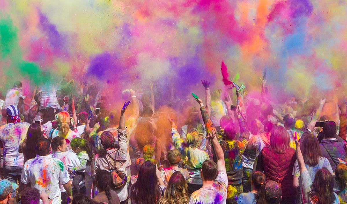 फीके – फीके रंग है, सूना-सूना फाग