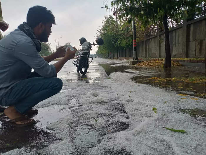 Noida Rain: नोएडा में बारिश, इतने ओले पड़े कि सड़कों पर बिछ गई सफेद चादर… शाम में भी बूंदाबांदी के आसार