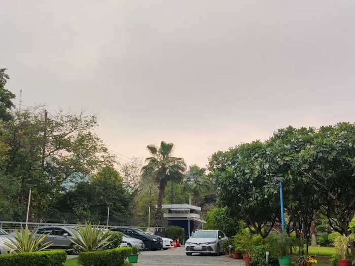 काले घने बादल, तेज हवाएं और बारिश… तेज गर्मी के बीच सुहाना हुआ दिल्ली-NCR का मौसम