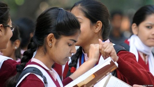 बेलगाम शिक्षा व्यवस्था : किताबों में कमीशन का खेल, अभिभावक रहे झेल