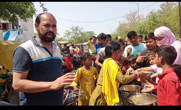 Noida News : दीदी की रसोई ट्रस्ट ने सैकड़ों जरूरतमंदों को कराया निशुल्क भोजन