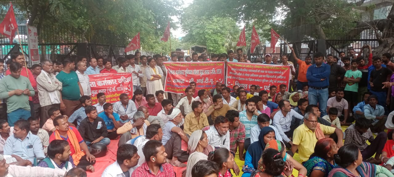 Noida News : सीटू के बैनर तले पथ विक्रेताओं ने भरी हुंकार नोएडा प्राधिकरण पर फिर किया बड़ा प्रदर्शन 
