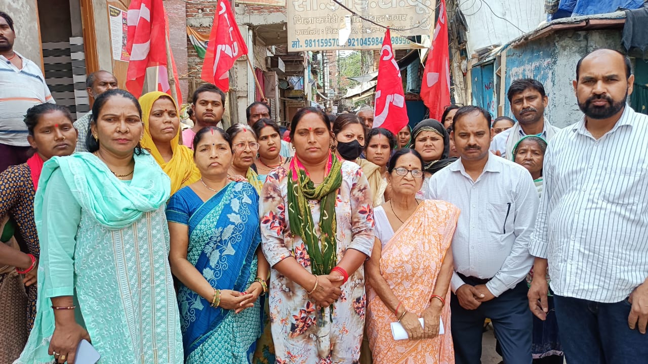 हक के लिए वेंडर्स ने फिर भरी हुंकार पुलिस के साथ हुई तीखी नोकझोंक वार्ता के बाद आंदोलन हुआ स्थगित