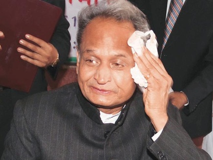 Ashok Gehlot Corona Positive : राजस्थान के सीएम अशोक गहलोत कोरोना पॉजिटिव, ट्वीट कर दी जानकारी