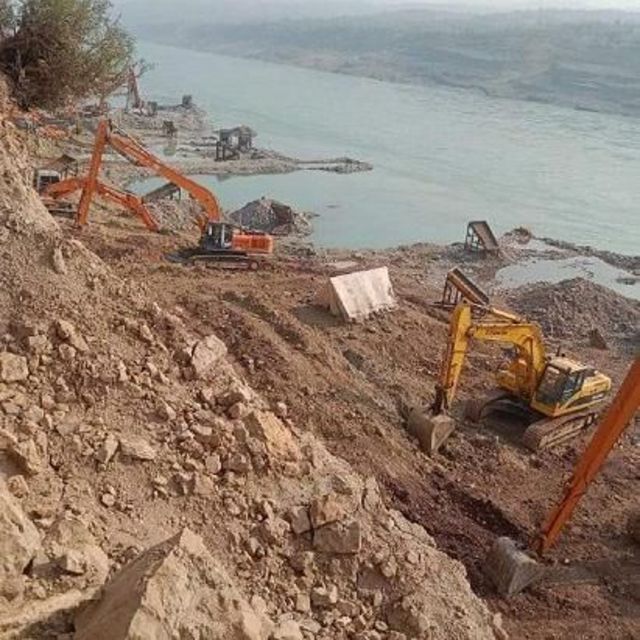 पाकिस्तान का वो इलाक़ा जहां ग़ैर-क़ानूनी तरीक़े से पानी से निकाला जाता है सोना