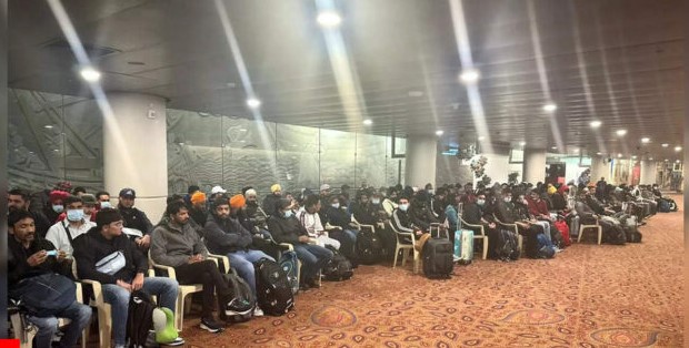 मानव तस्करी के शक में फ्रांस में 4 दिन रोक कर रखा गया फ्लाइट मुंबई पहुंचा