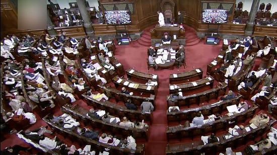 स्वार्थी सांसदों ने संसद को मज़ाक बनाकर रख दिया