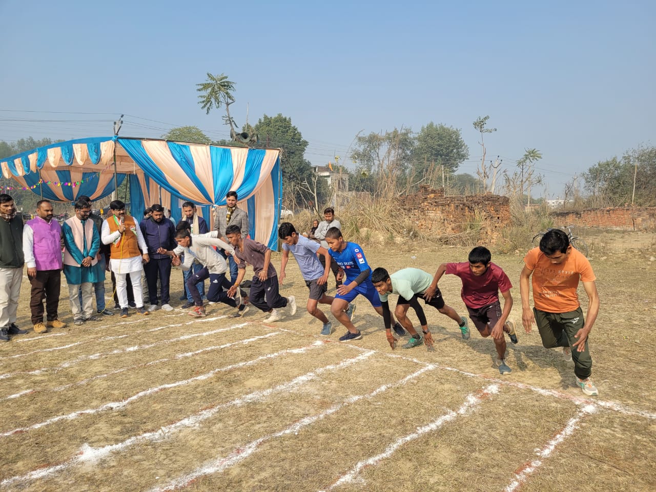 ब्लॉक प्रमुख राजेश शुक्ला ने हरी झंडी दिखाकर किया ग्रामीण खेल महोत्सव का शुभारम्भ 