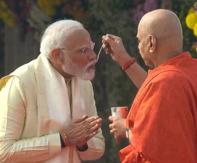 पीएम मोदी ने किया 11 दिन का विशेष अनुष्ठान, धोती-कुर्ता और अंगवस्त्र में दिखा भक्तिमय रूप