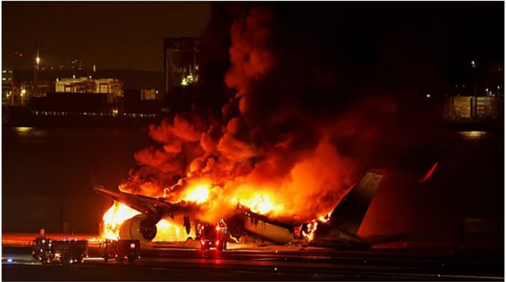 जापान में लैन्डिंग के समय 2 विमानों में टक्कर , लगी भीषण आग !