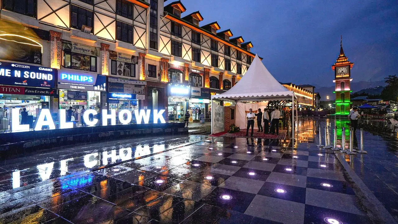 श्रीनगर के लाल चौक पर पहली बार मनाया गया नए साल का जश्न