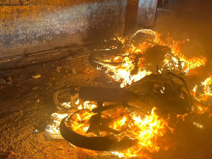 Haldwani Violence : हल्द्वानी हिंसा पर DM बोलीं- ‘भीड़ ने थाने को घेरा, पेट्रोल बम से हमला किया, सख्त कार्रवाई होगी’