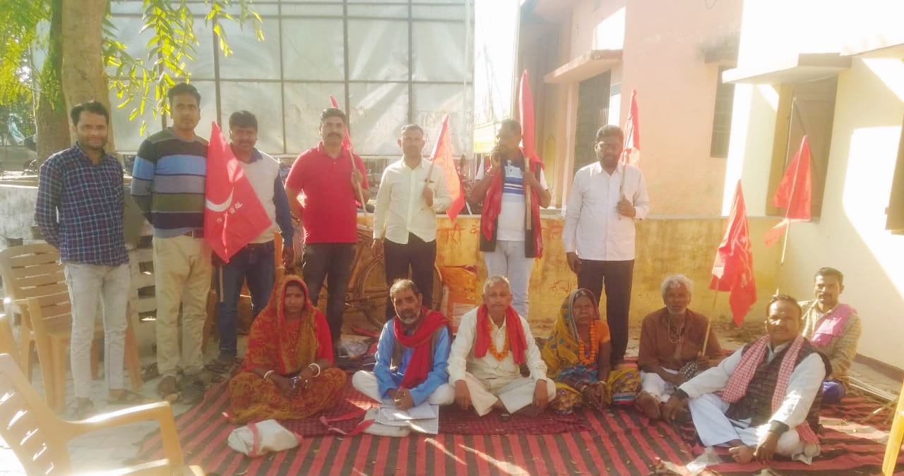 अनिश्चितकालीन अनशन दूसरा दिन भी रहा जारी, अनशनकारी की स्थिति हुआ नाजुक 