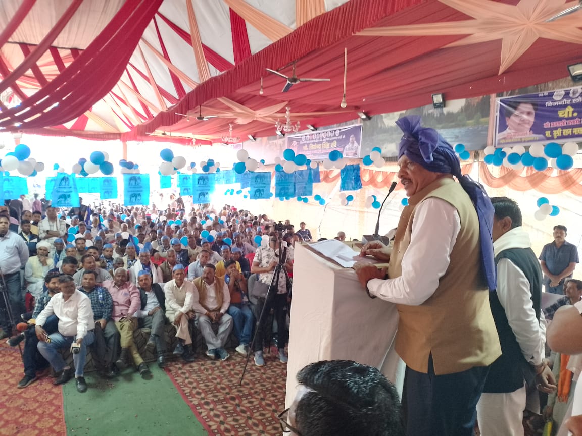 लोकदल से पाला बदलकर आये बिजेन्द्र सिंह को बसपा ने लोकसभा का प्रत्याशी घोषित किया