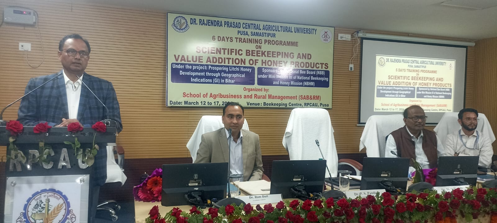 गुणवत्तापूर्ण शहद उत्पादन करने को ले समूह बनाकर व्यवसाय करने की जरूरत : कुलपति