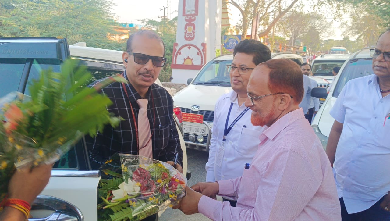 एक अप्रैल से जमीन पर नहीं, बेंच पर बैठकर पढ़ेंगे बच्चे