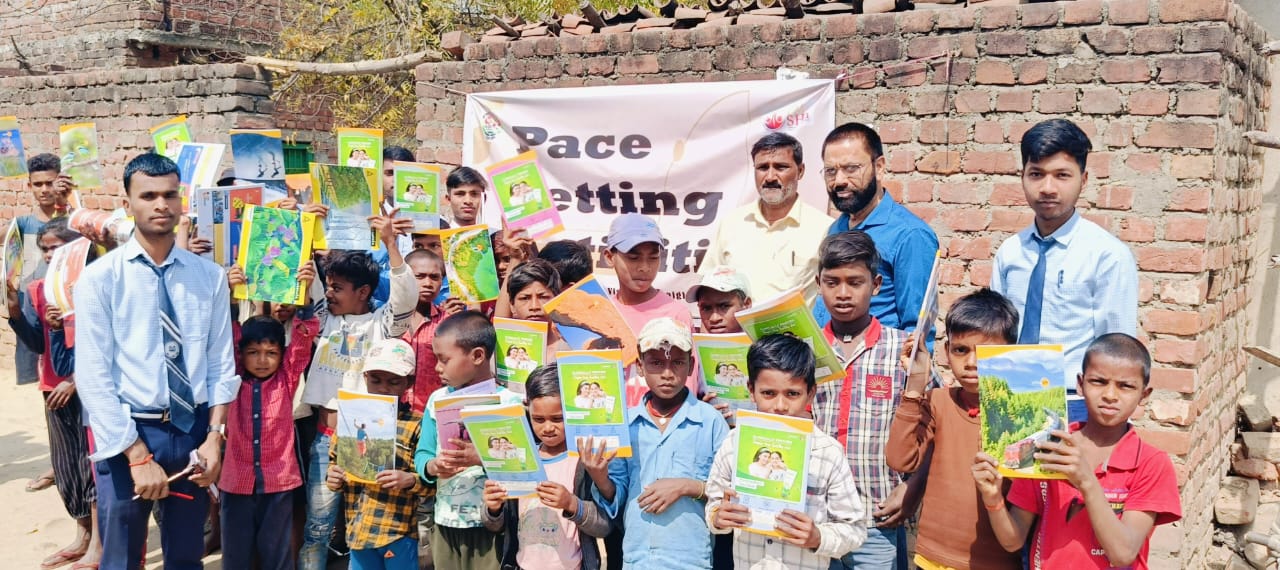 गरीब और असहाय बच्चों के बीच बांटी पाठ्य सामग्री