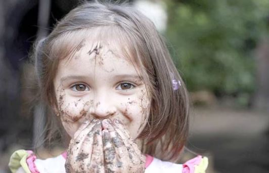 खाना नहीं, लकड़ी-कांच और फोम खाती है ये बच्ची भयानक बीमारी से है पीड़ित