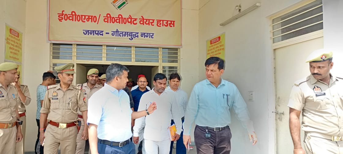 डीएम ने किया ईवीएम और वीवीपैट वेयरहाउस का निरीक्षण