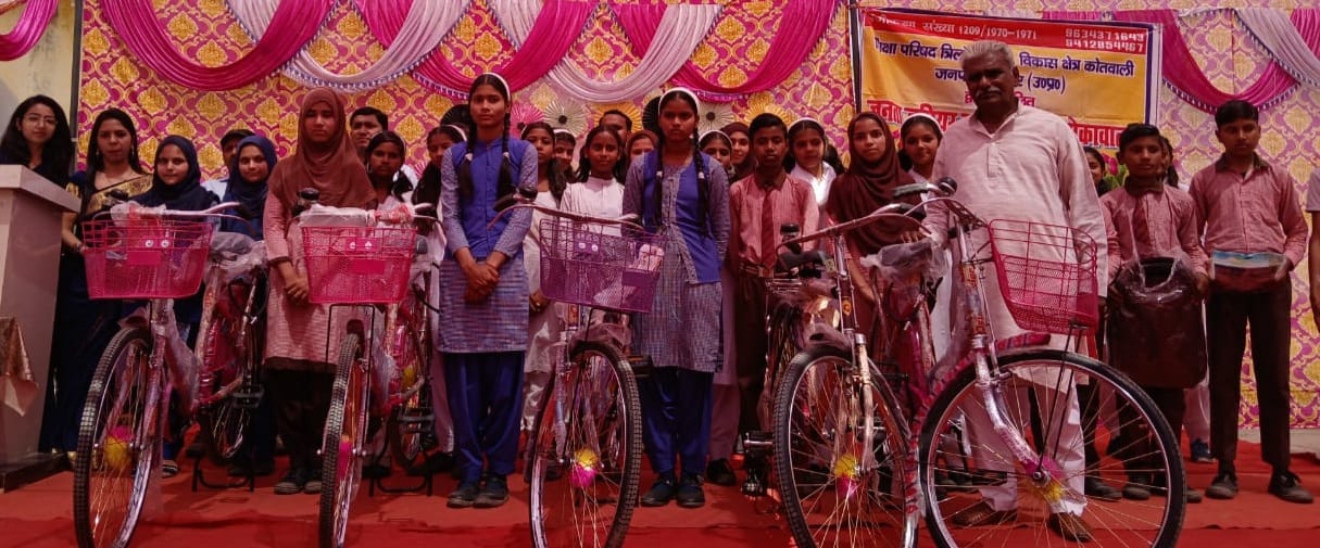 पहला साथ पाने वाले छात्र छात्राओं को किया गया सम्मानित