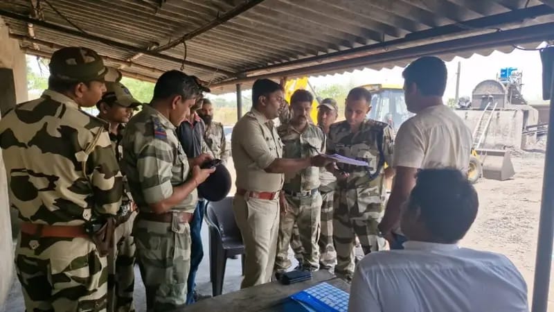 पुलिस टीम ने सिविल ड्रेस में आकर फैक्टरी में मारा छपा