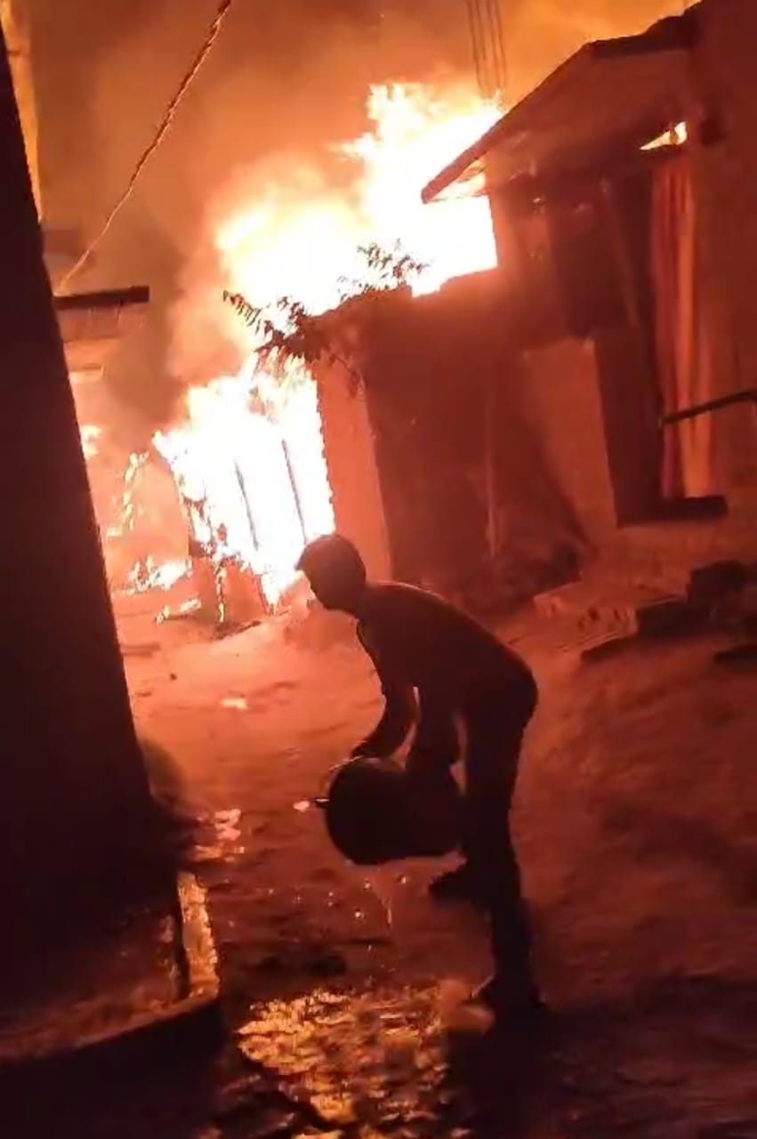 भीषण अग्निकांड में पांच घर जलकर खाक