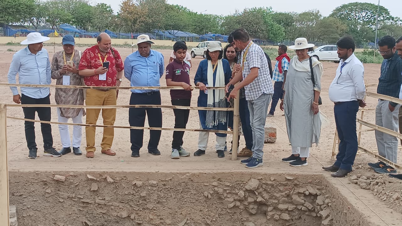 राष्ट्रीय स्मारक प्राधिकरण अध्यक्ष ने किया अजातशत्रु किला में हो रहे उत्खनन साइट का मुआयना