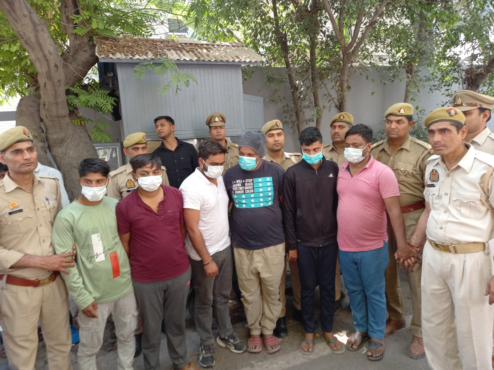 तंबाकू प्रतिबंधित राज्यों में तस्करी कर ले जाई जा रही तम्बाकू की खेप, छह गिरफ्तार