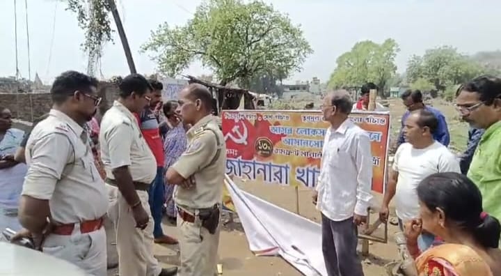 सीपीआईएम का बैनर पोस्टर फाड़ ने का आरोप