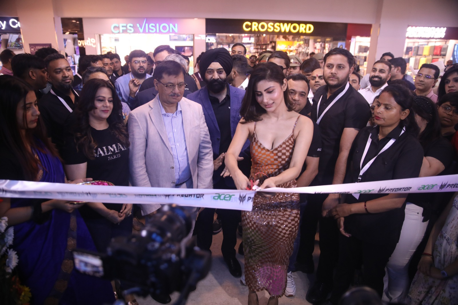 बॉलीवुड सेलिब्रिटी मौनी रॉय ने किया एसर स्टोर का उद्घाटन