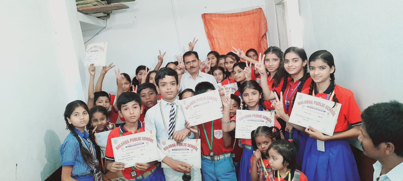 सभी कक्षाओं के तीन टॉपर्स को किया गया सम्मानित