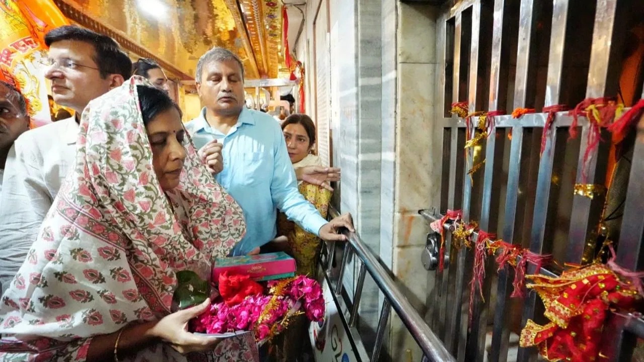 हनुमान मंदिर पहुंचीं सुनीता केजरीवाल