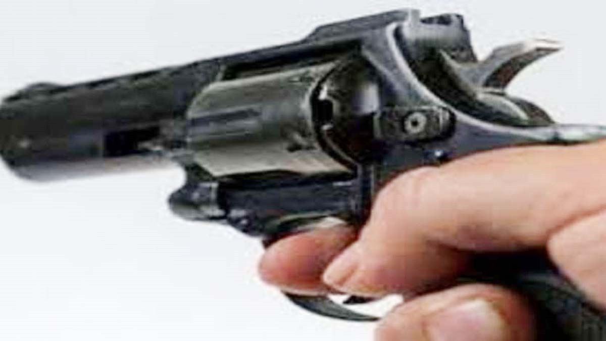 नेत्र चिकित्सक को गोली मारकर हथियार लहराते अपराधी फरार