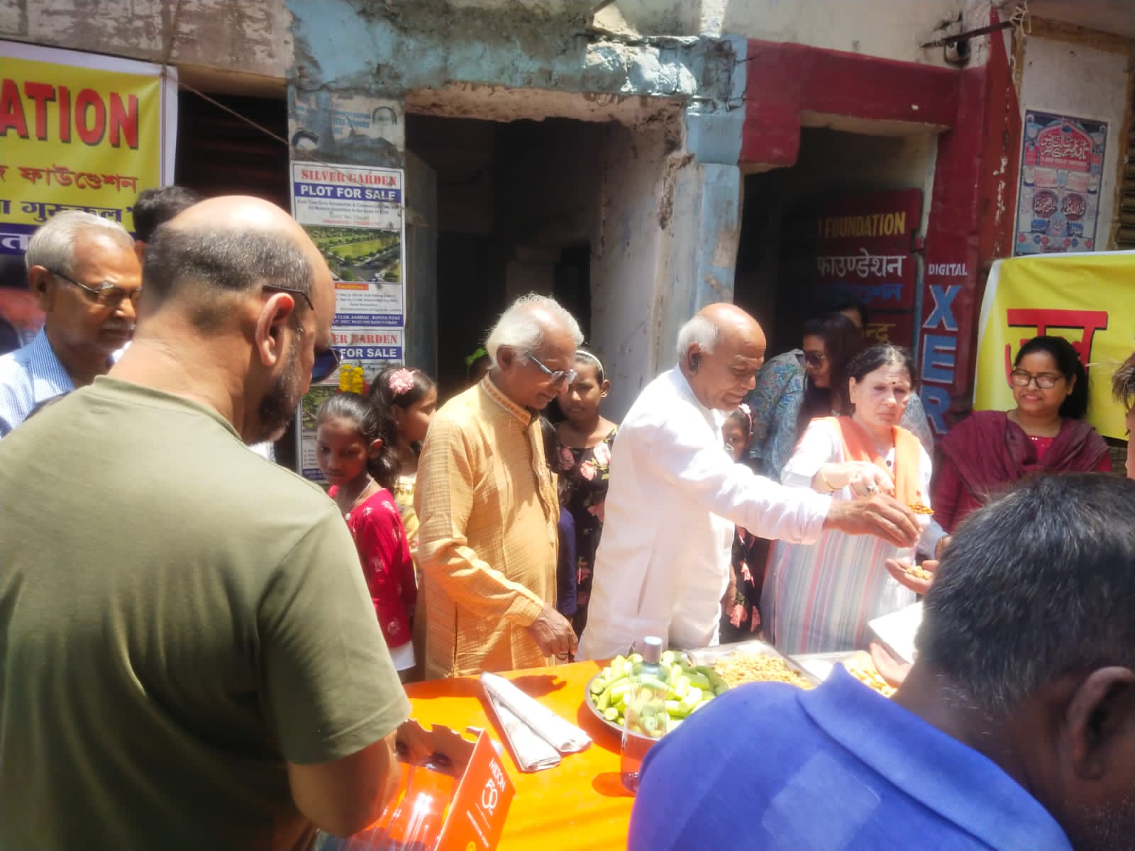 मदद फाउडेशन की ओर से कुल्टी स्टेशन रोड में लगाया जल सेवा केंद्र