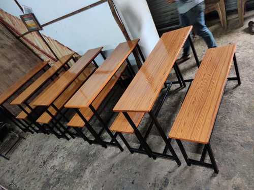 स्कूलों में बेंच की हुई आपूर्ति, नहीं हुआ मानक का पालन